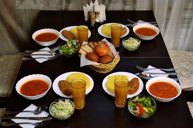 Прежде, чем перейти к описанию рецептов, я бы хотела сказать несколько слов о салатах и холодных закусках в целом. 