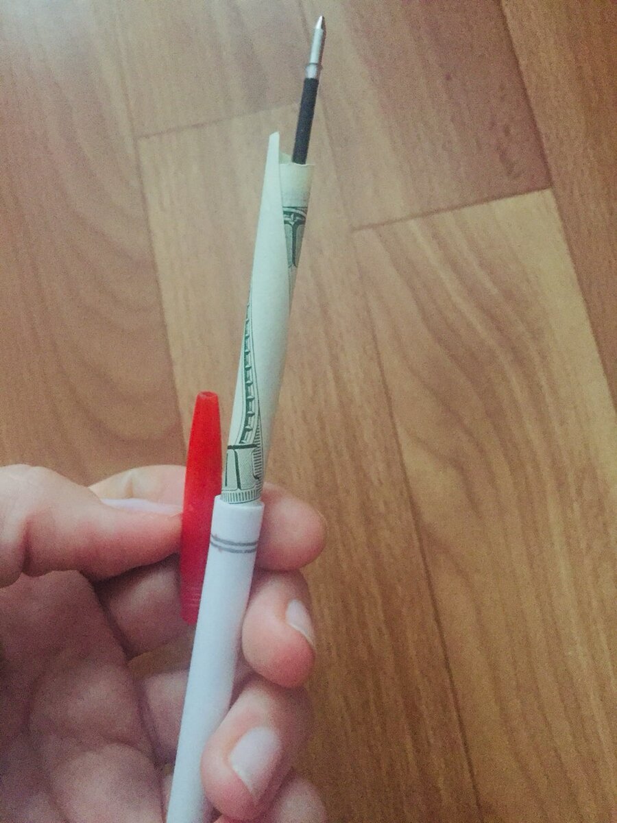 Ваша любимая ручка, отлично подойдет для тайника и всегда под рукой.