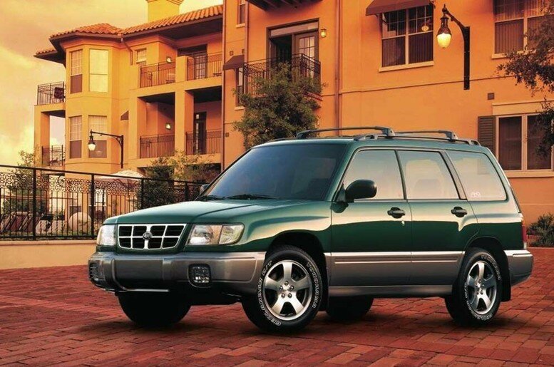 Типичный псевдокроссовер, только Форестер реально обладает отличной проходимостью, да и привод у него полный