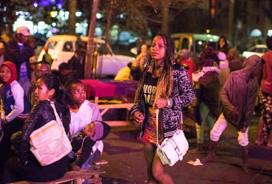 Фото photoline.ru   Столица Антананариву ночью. Обратите внимание - все босиком.