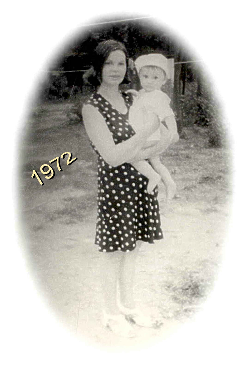 Я на руках у мамы во дворе Нашей "гостинки" 