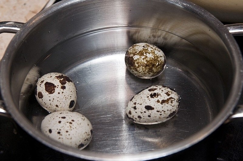 Перепелиные яйца всплыли в холодной воде. Перепелиные яйца отварные. Яйцо перепелиное отварное. Перепелиные яйца в кастрюле. Перепелиные яйца варятся.