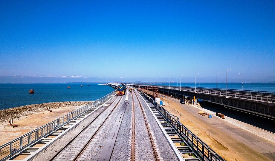 Рельсы уже уложили на Крымском мосту