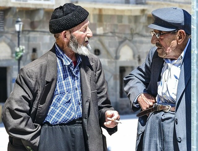 Старики на улицах Турции