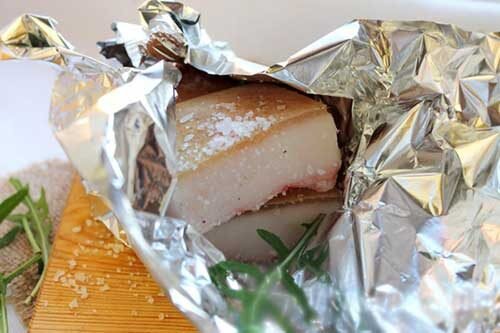 Сало можно заморозить и обернуть в фольгу