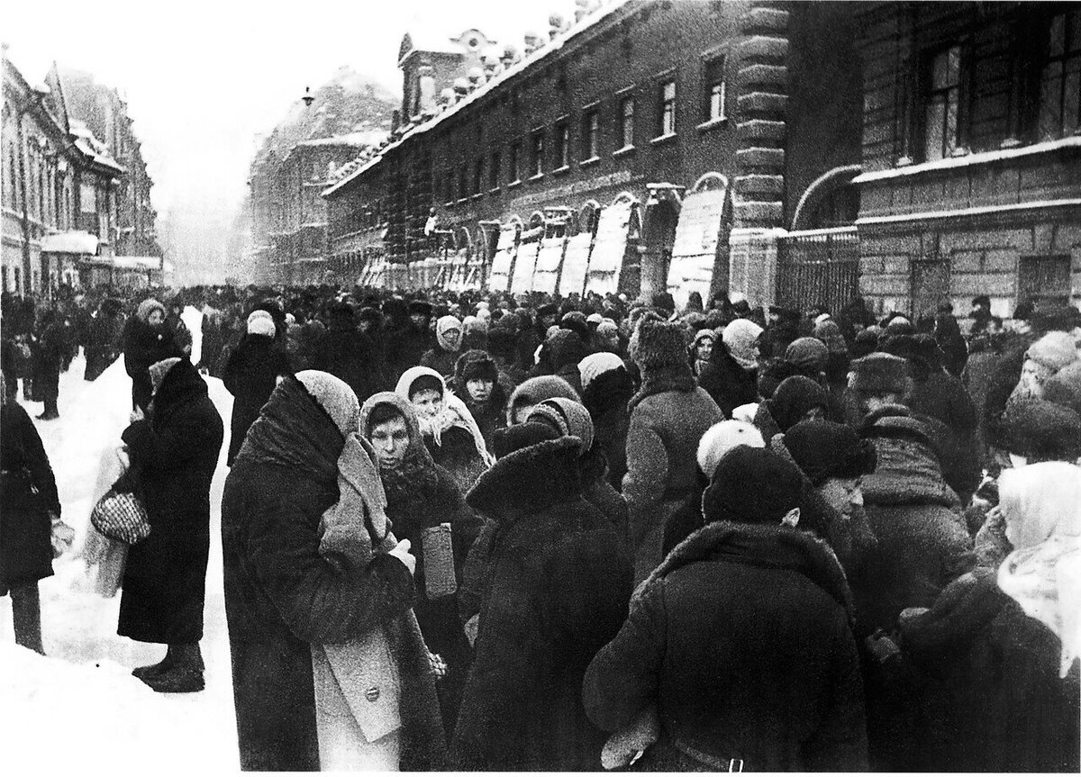 1941 — 1942, зима. Толкучка у Кузнечного рынка в блокадном Ленинграде. Здесь продавалось всё, чего нельзя было получить по карточкам. Источник https://humus.livejournal.com/4205746.html