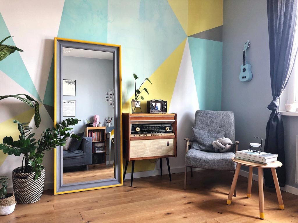 Старую дедушкину радиолу и винтажное кресло дополняют табурет из ИКЕА и минималистичный декор 