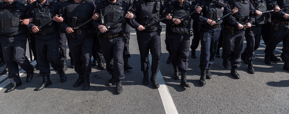 Группа применения специальных. Дубинка полицейского. Милиционер с дубинкой. Дубинка полиции России.