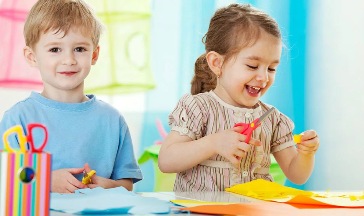 Развивающие занятия с бумагой. Развивающие занятия с бумагой. Дети творчество. Бумажные игры с детками. Дети в садике на занятии.