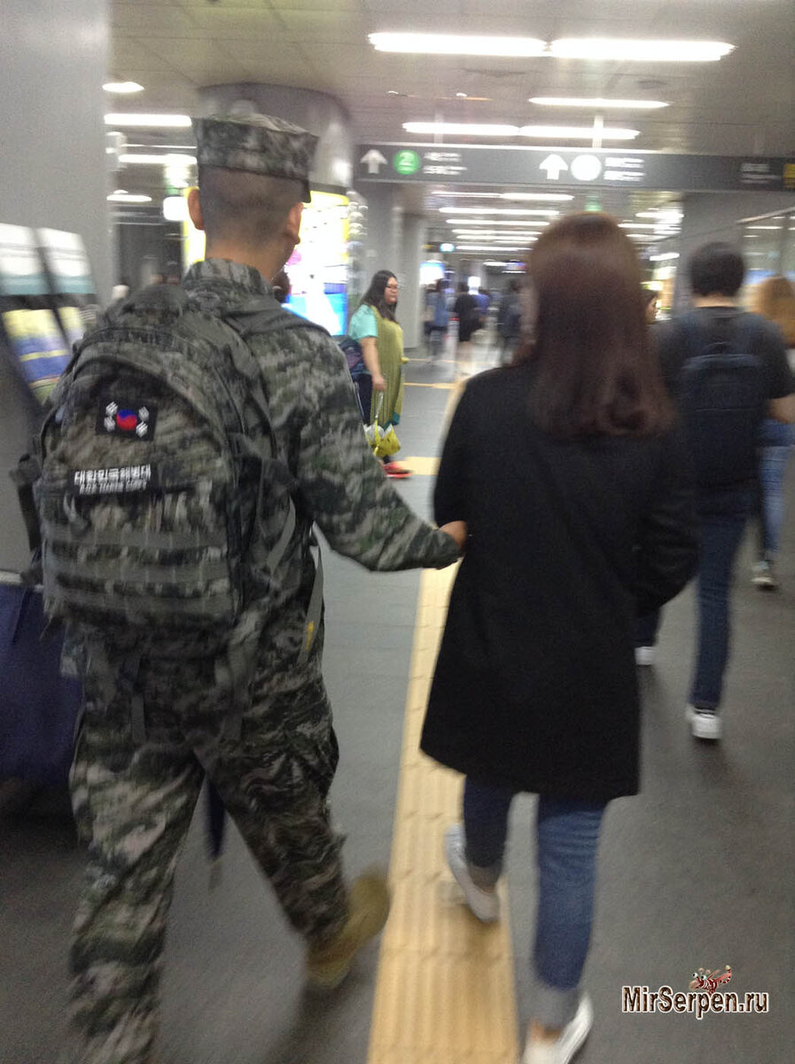 Военнослужащий армии Республики Корея в увольнении встречается со своей девушкой >_<