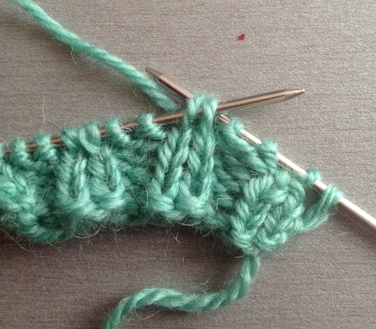 2 вместе лиц скрещенных за заднюю стенку