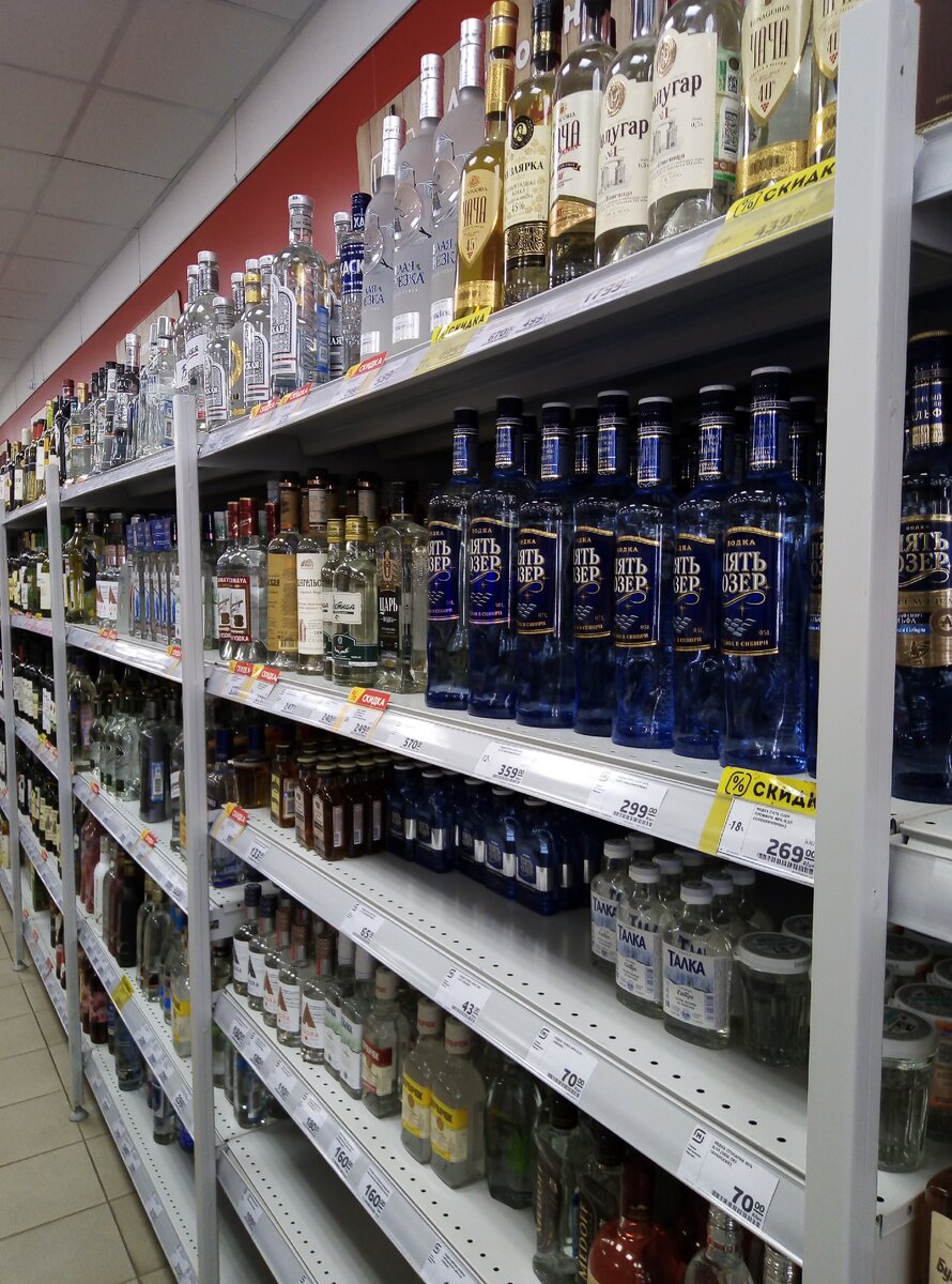 Богатый ассортимент алкоголя, в любом продуктовом магазине. 