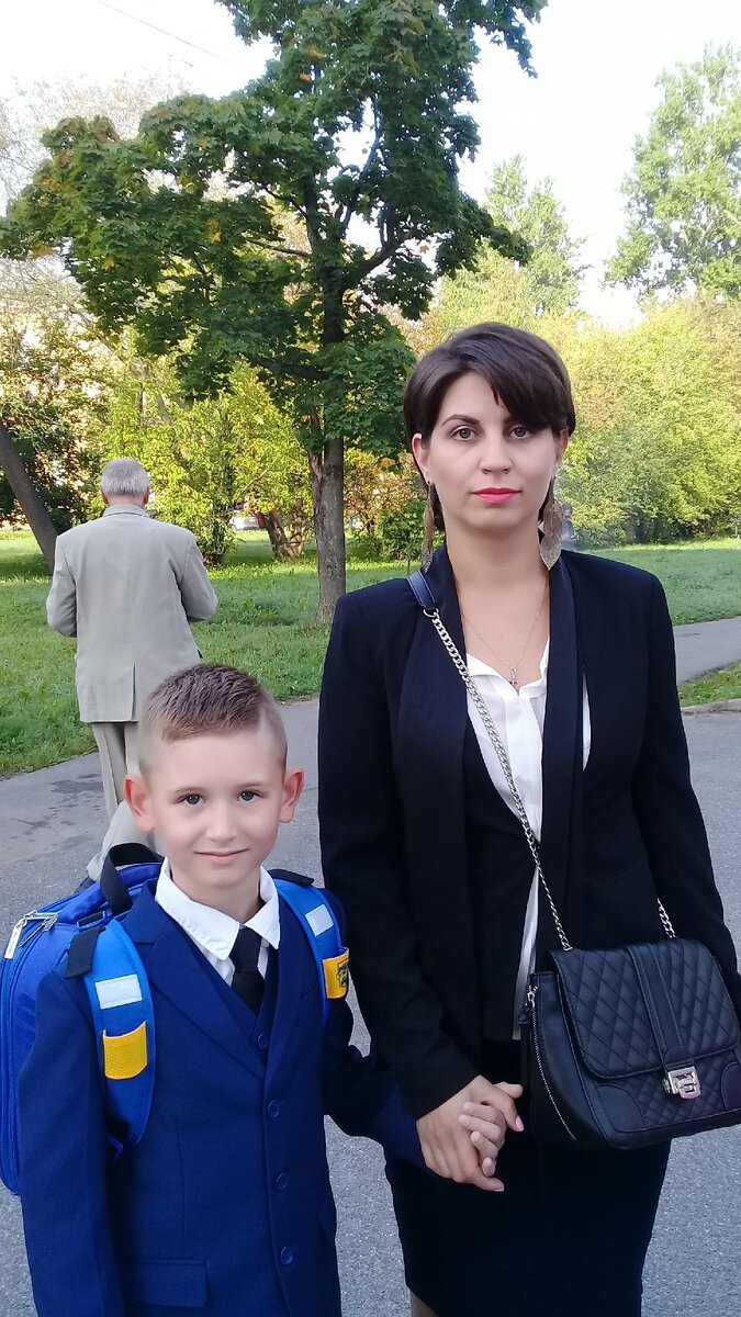 Первоклашка-красивый образ. До первых болей в спине. 