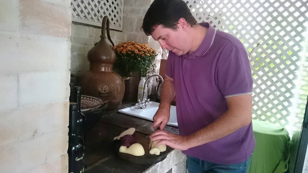 Александр Павелков режет Скаморцу, вымоченную в Карменере