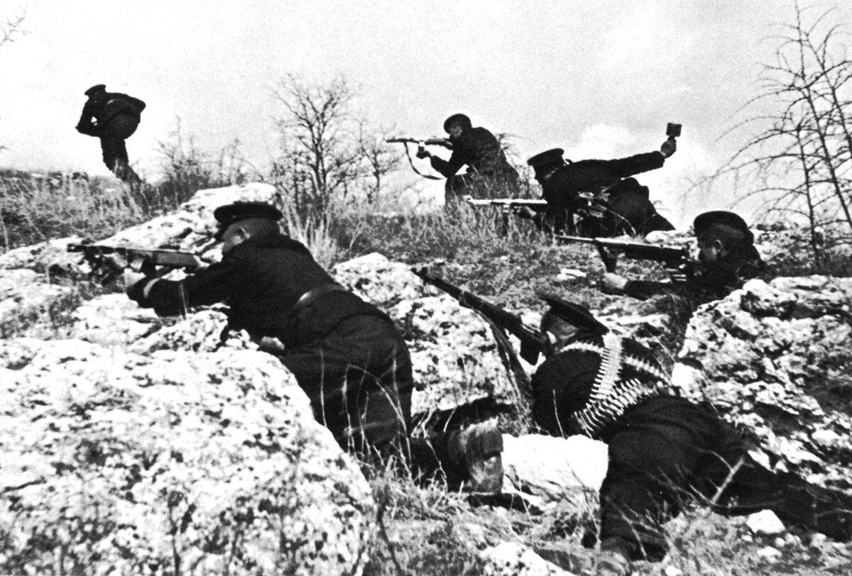 Севастопольские матросы в бою. Источник: Яндекс. Картинки.