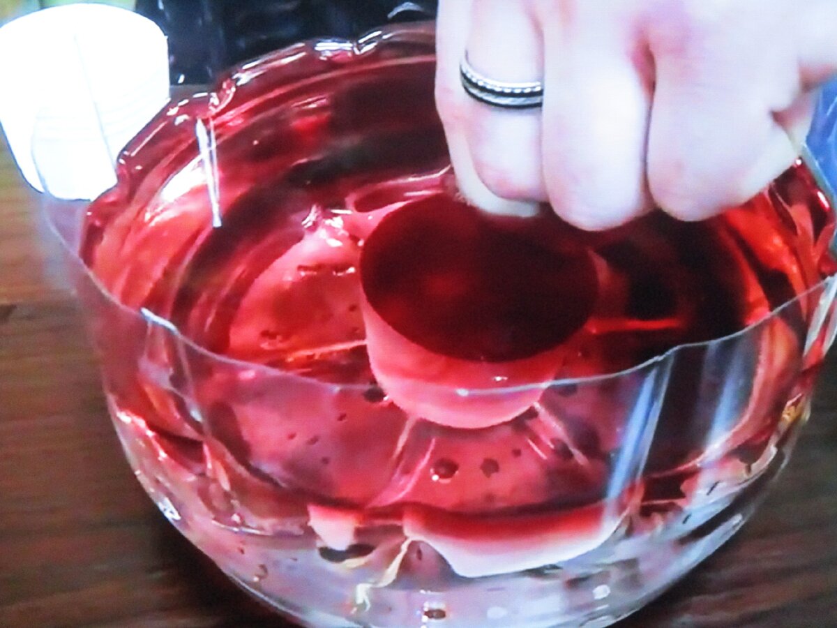 опускаем сухое вино в воду