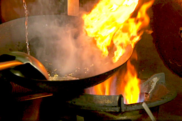 Начало готовки - разогреваем вок