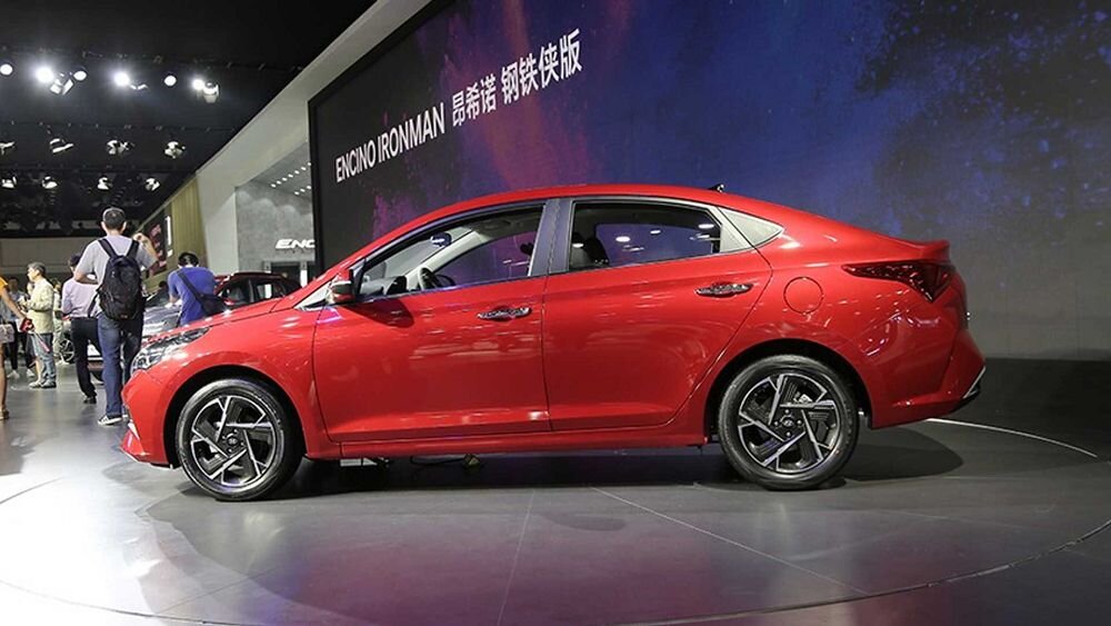 Вид сбоку Hyundai Verna - аналог Hyundai Solaris 2020