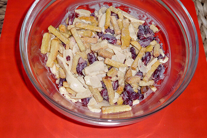 Салат с ржаными сухариками, консервированной фасолью и шампиньонами