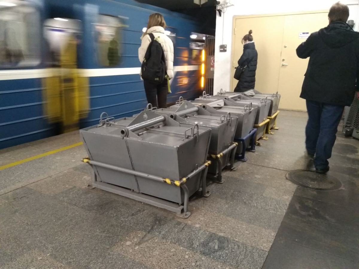 Случайно увидел, что хранят в серых ящиках на станциях метро. Ответ меня разочаровал