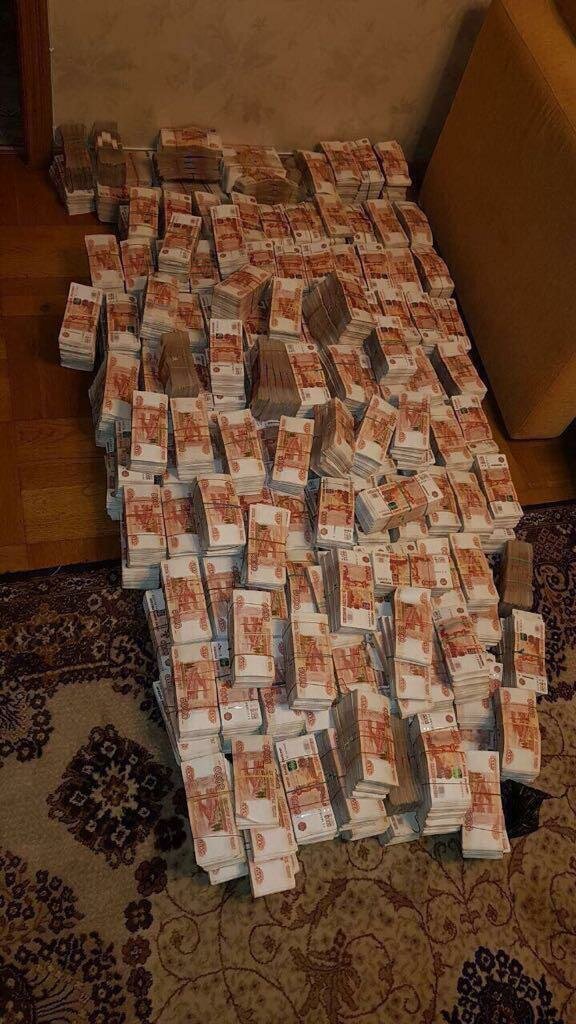 Якобы изъятые деньги и главного кадровика ГУ МВД по Москве Егора Панова. Источник фото: newizv.ru