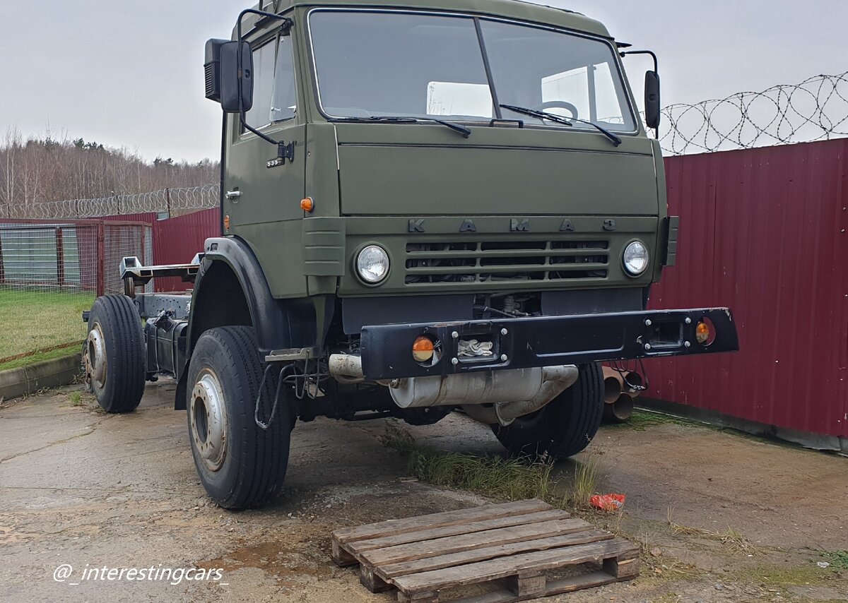 Тот самый полноприводный КАМАЗ, с этого ракурса выглядит как 4х4. Кабина старая и непонятные колесные диски, кажется что нет шпилек и гаек