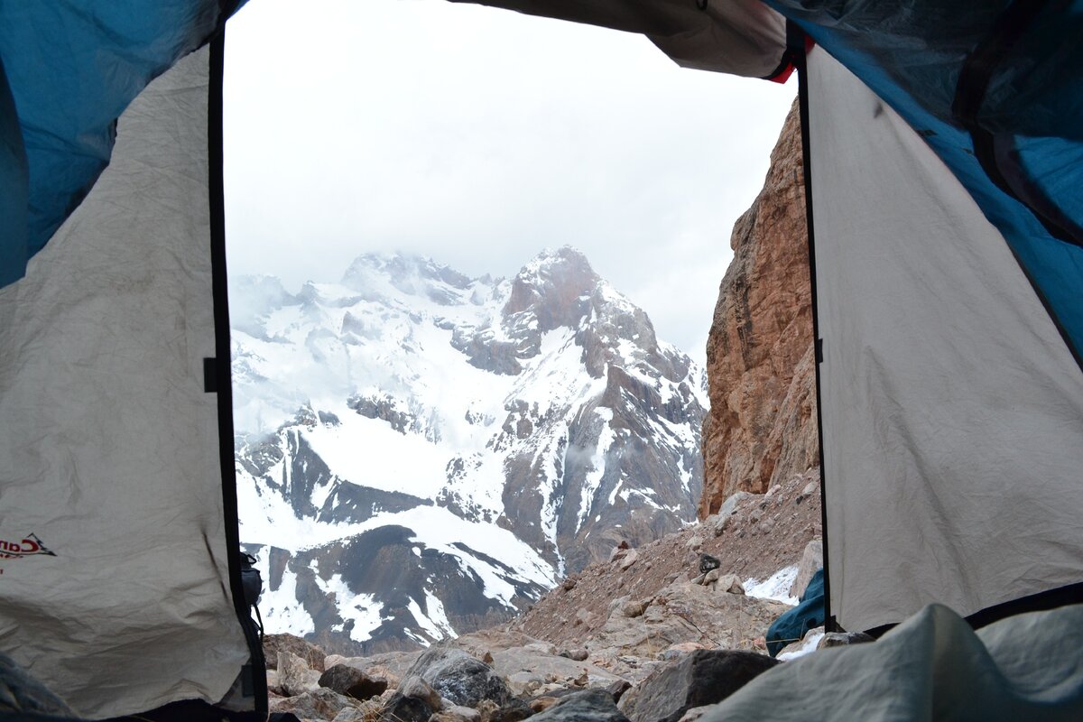 я сердце оставил в фанских. я сердце оставил в фанских. памятные таблички в горах. я сердце оставил в фанских. туристы в горах таджикистана.