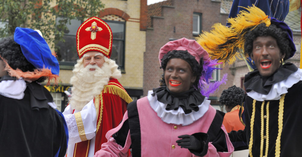 Бельгийский Санта и его Снегурочки.