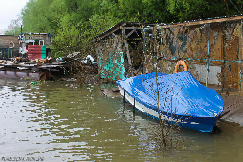 У кого-то побогаче средство передвижения, у кого-то победнее...
