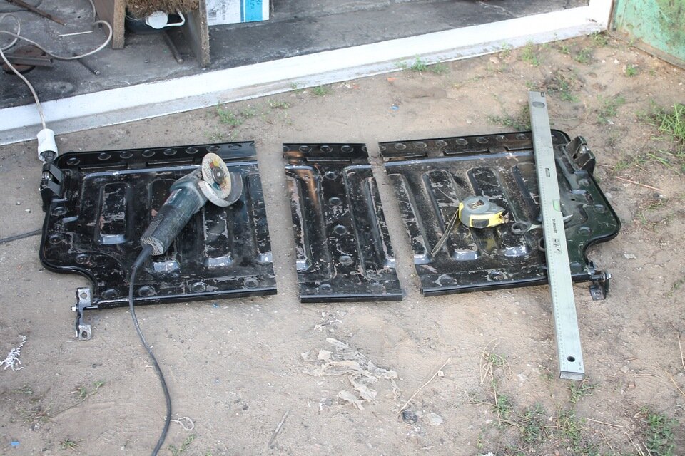 Распиленный металлический задник.