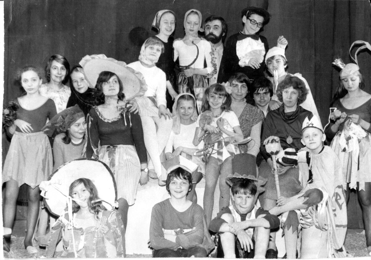 Банда) первый состав. Через год-полтора часть из студии уйдёт...
Почему-то вспоминается, что это был едва ли не первый юношеский театр.
Театр Юсуповского дворца, спектакль "Ленивый Гонза" (Й.Лада), ЮСТ, 1982. Руководитель Раткевич Виктор Нойевич.