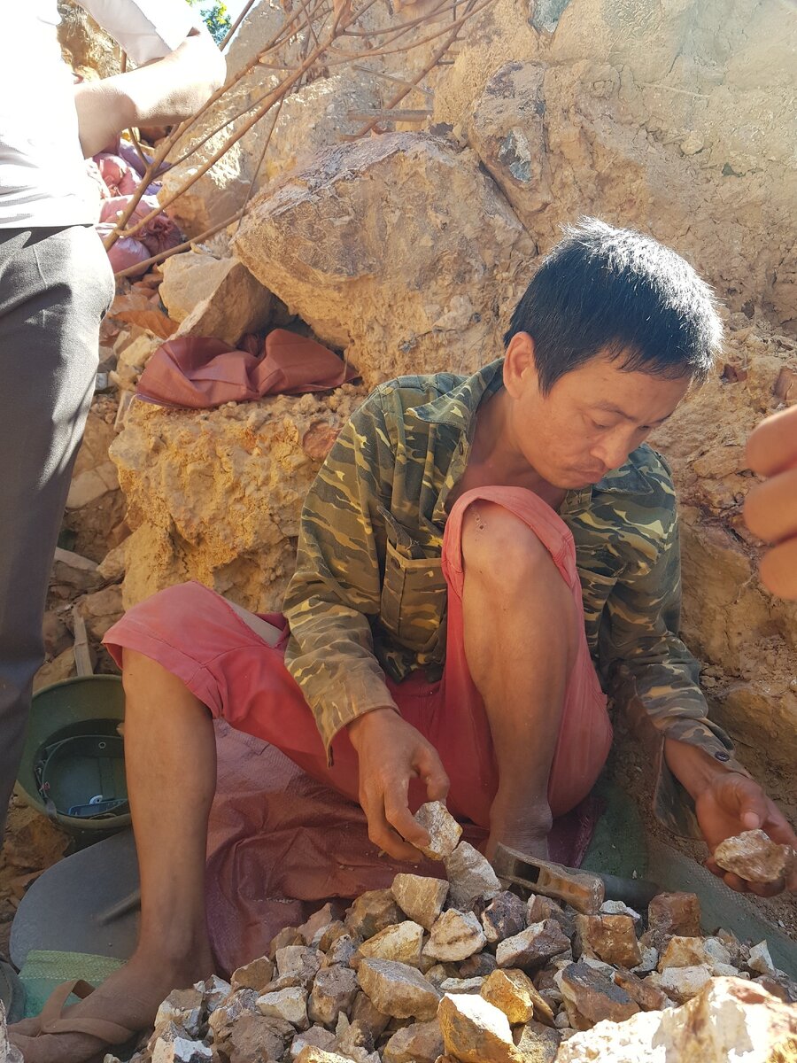 Я чуть не расплакался, когда увидел этих людей. Худые, в открытой обуви, вручную добывают металл