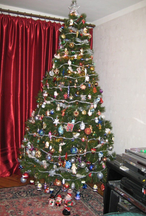 Фото из личного архива. Мамина ёлка в 2007 году. Кажется это был первый год как они с папой купили эту большую искусственную ель.