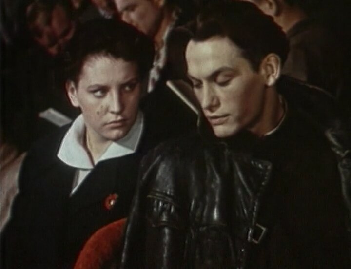 Давай выпьем стакан воды.