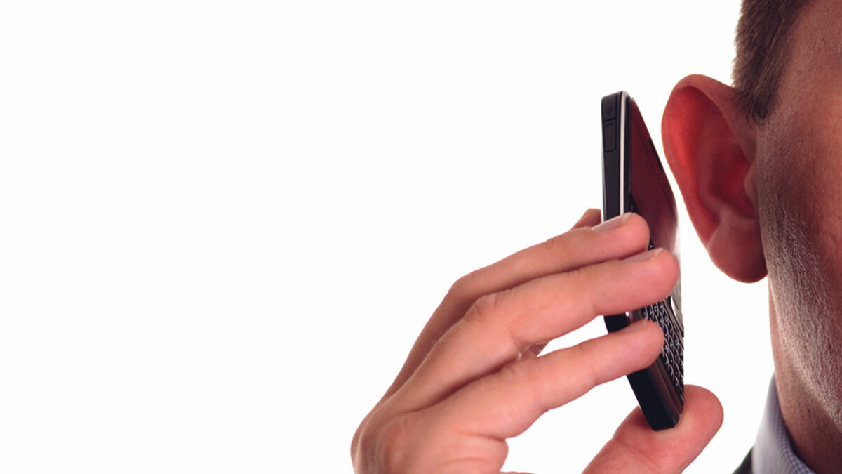 отключаю ухом телефон. как работает датчик приближения в смартфоне. телефон к уху. наушник для разговора. человек звонит.