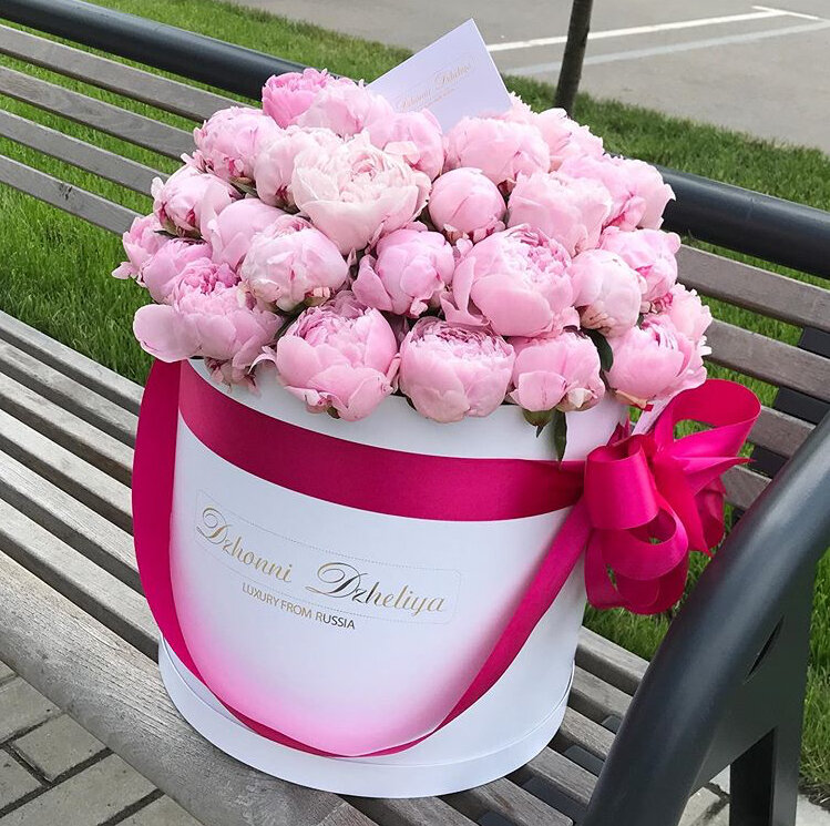Пионы в коробке от Dzhonni Dzheliya Flowers.