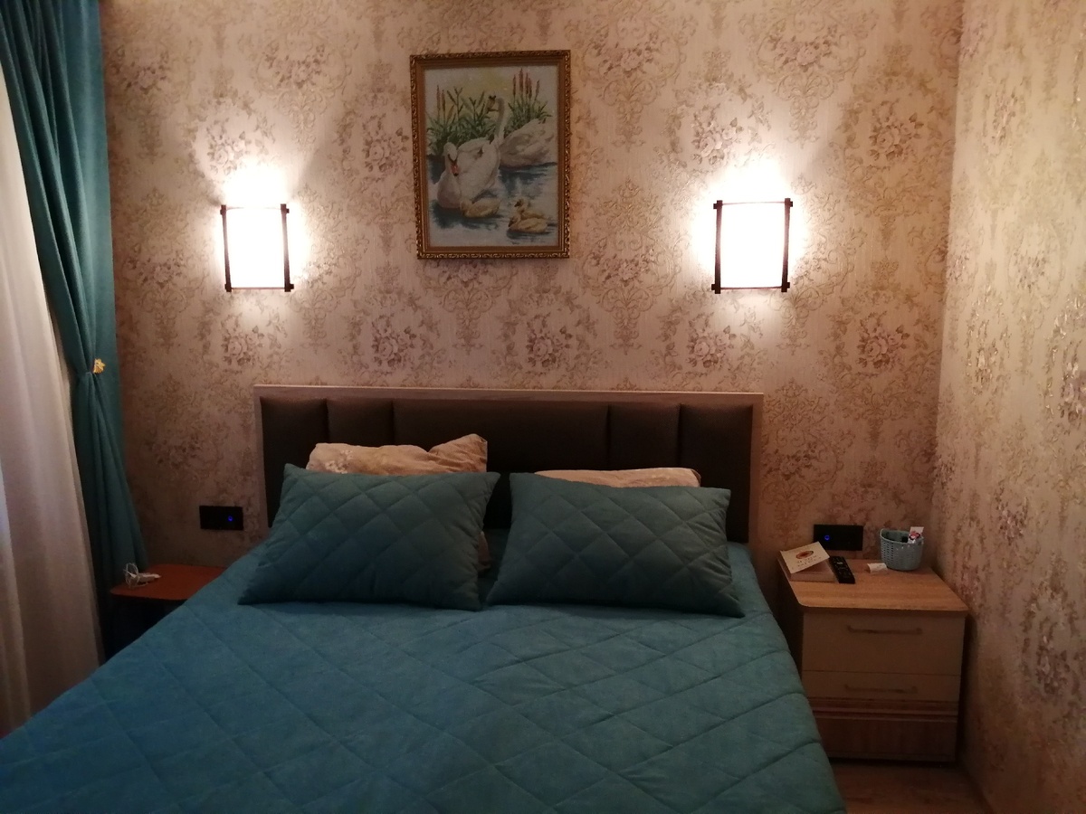 Хотела ещё тумбу.. Вышивка над изголовьем крестом, моя работа 