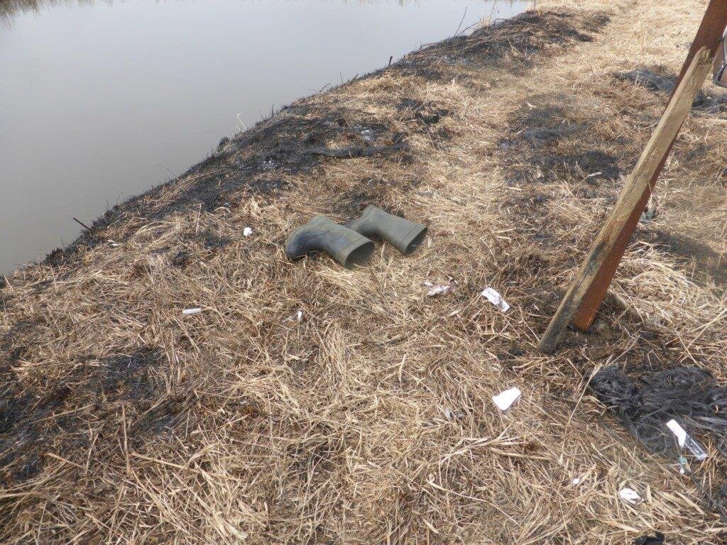 От горе-рыбака, "не заметившего" знак, остались только сапоги