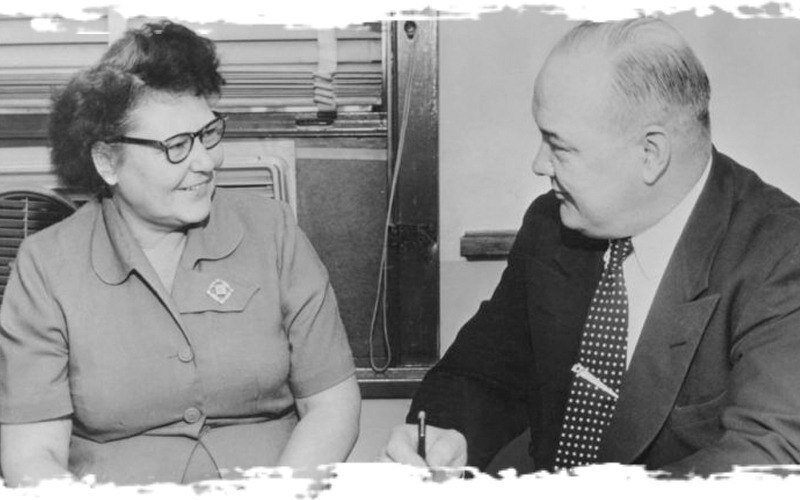 Нэнни Досс смеется во время допроса в полиции.