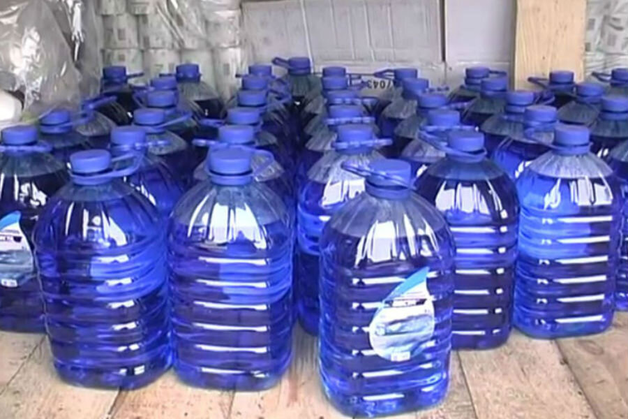 обычно дешевая тара, производитель чаще всего от балды)