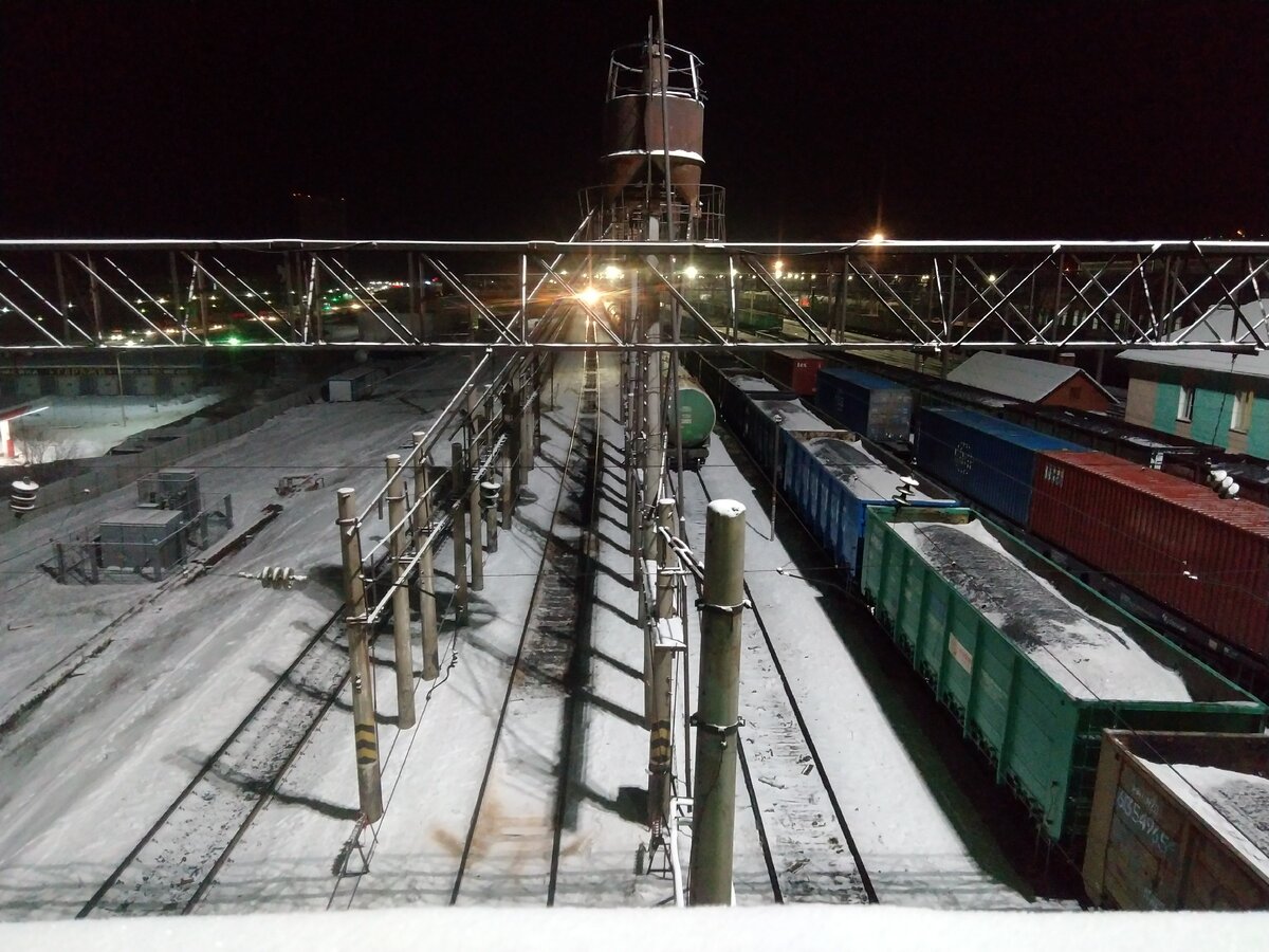 Утро. Прибывает поезд