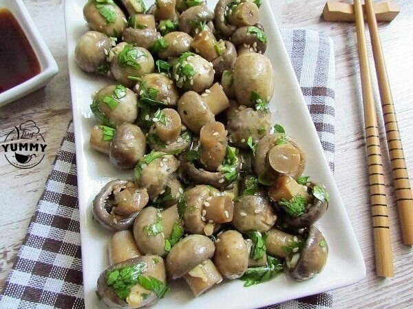 ШАМПИНЬОНЫ ПО-КОРЕЙСКИ  
Ингредиенты:

- Шампиньоны - 400 грамм;
- Чеснок - 4 зубчика;
- Семена кунжута - 1,5 ч.л.;
- Рафинированное растительное масло - 50 мл;
- Яблочный уксус - 3 ст.л;
- Молотый кориандр - 1/4 ч.л.;
- Соевый соус - 2 ст.л;
- Петрушка - 0,5 пучка;
- Перец черный горошком - 6-7 штук;
- Перец душистый горошком - 3 штуки;
- Лавровый лист - 2 штуки;
- Соль по вкусу.

Описание процесса приготовления:

Сегодня хочу предложить вам рецепт вкусной холодной закуски из шампиньонов по-корейски. Готовится такая закуска быстро и легко, из доступных продуктов. Остроту блюда можно регулировать, учитывая ваши вкусовые предпочтения. По желанию черный перец горошком можно заменить на небольшой стручок перца чили, а петрушку - любой другой зеленью, например, укропом или кинзой. Шампиньоны выбирайте мелкие и свежие, с белыми шляпками и крепкими ножками.
Подготовьте необходимые продукты.
Грибы тщательно промойте кухонной щеткой под холодной водой.
Петрушку промойте под холодной водой, просушите. Чеснок почистите. Зелень и чеснок мелко нарежьте .
В миске соедините растительное масло, соевый соус, яблочный уксус, специи, чеснок и зелень.
Кунжут обжарьте на сухой сковороде. Добавьте к маринаду.
Опустите грибы в кипящую подсоленную воду и варите после закипания 15 минут на среднем огне. Затем откиньте на дуршлаг и остудите.Переложите грибы в стеклянную миску и залейте маринадом. Перемешайте.
Накройте крышкой и уберите в холодильник на ночь. Вкусная закуска готова. Угощайтесь!
Приятного аппетита!