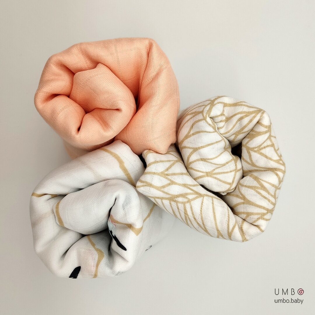 Комплект из 3х муслиновых пеленок UMBObasic 
🔸Персиковый румянец
🔸Утренние птицы
🔸Прозрачные лепестки
UMBO Артикул: S181, https://umbo.baby/basic_collection/tproduct/125732655-679528552890-komplekt-iz-3h-pelenok