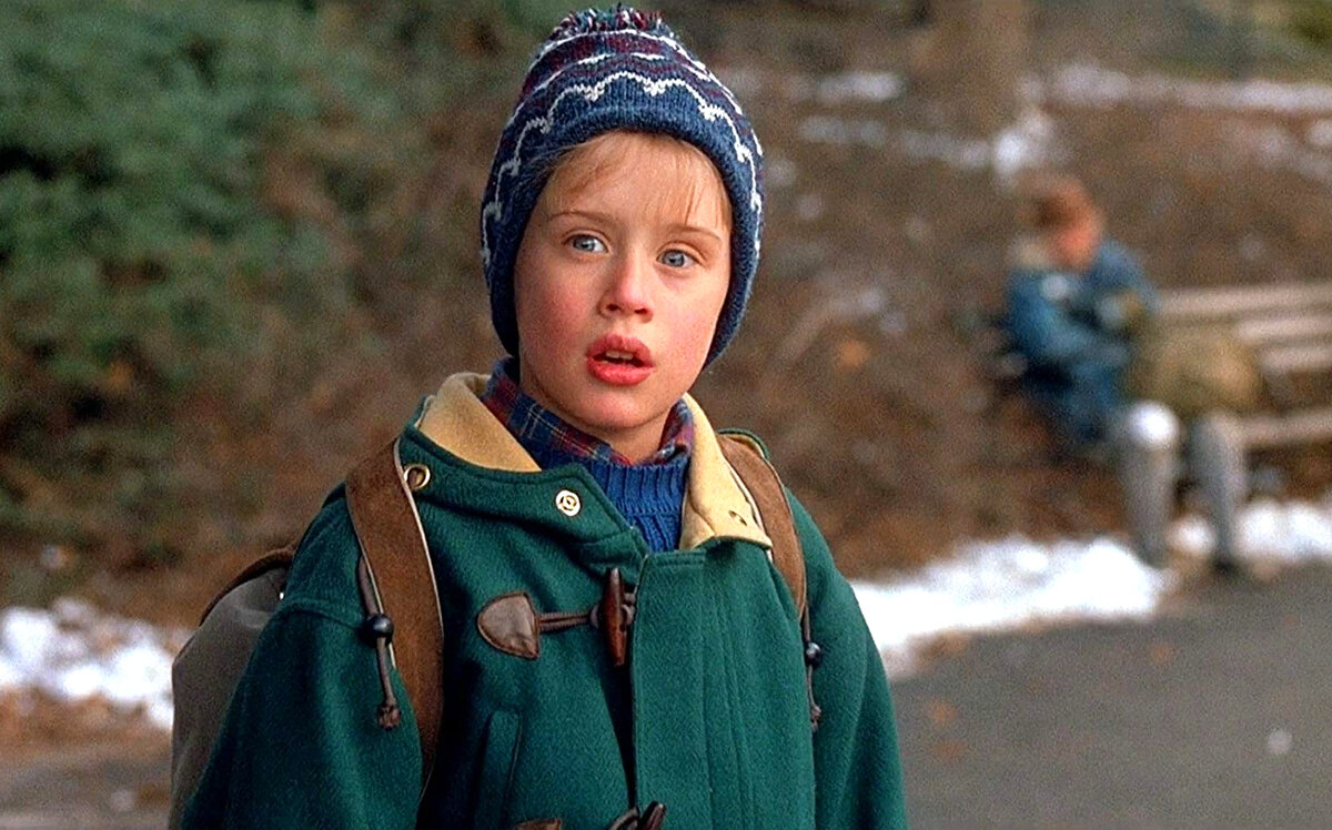 Удивленный ребёнок. Кадр из фильма "Один дома" 