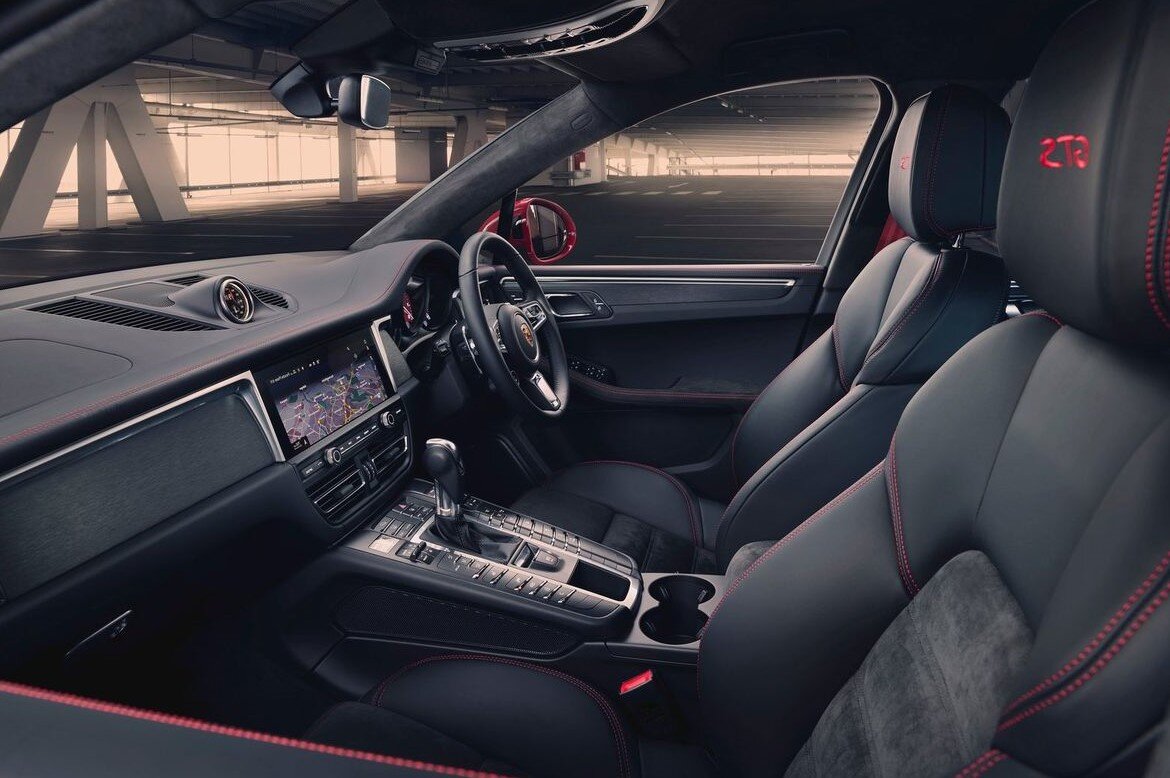 Google search: Кабина имеет специальные сиденья, трехспицевый руль и ряд алюминиевых украшений