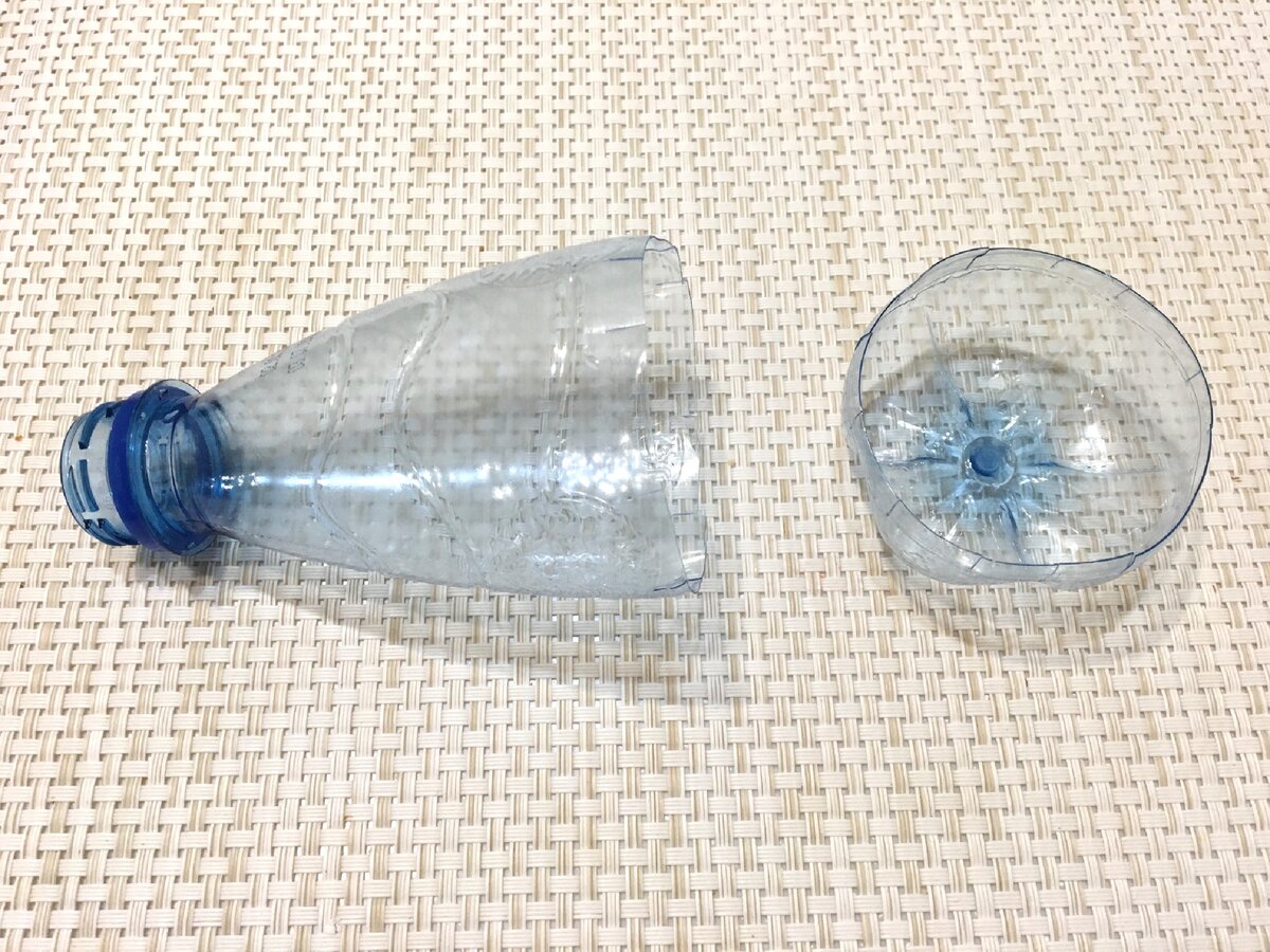 Знаете как сделать емкость для мелочей из пластиковой бутылки?