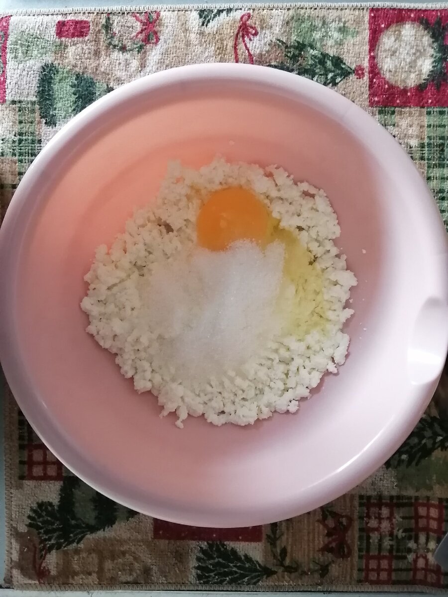 Добавьте яйцо и сахар. Перемешайте хорошо.