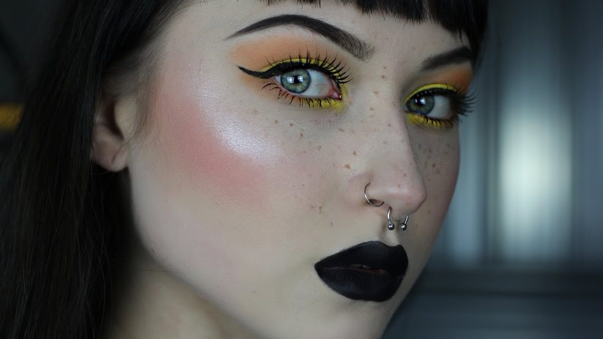 Еще один необычный тренд – эффект влажных ресничек.