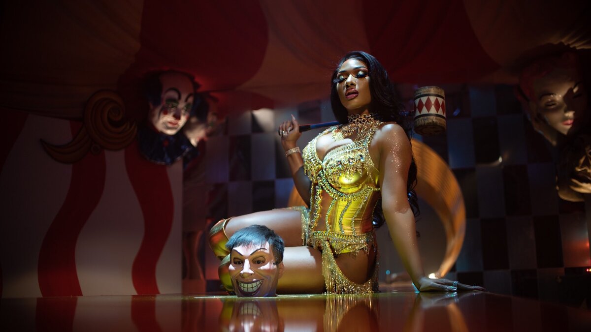 Экшн, красивые девушки и Харли Квинн: смотри клип Megan Thee Stallion и  Normani 