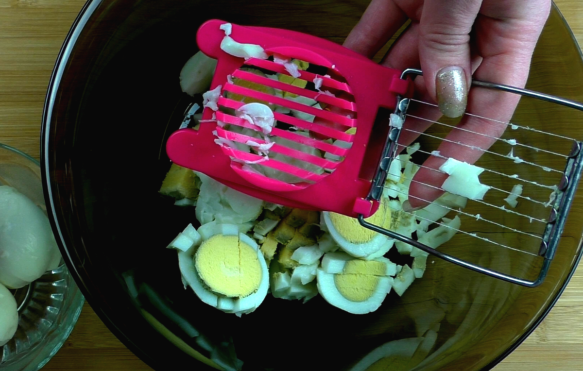 Я для украшения салата оставляла 3 половинки белка